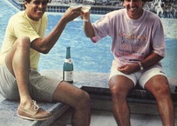 Confira a imagem de Roberto Dinamite celebrando com Zico nos anos 80.