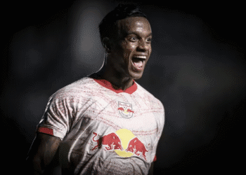 A boa relação com o empresário Giuliano Bertolucci pode facilitar o acerto do Vasco com Helinho.