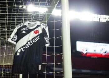 Vasco compartilha imagem da camisa preta no Morumbi