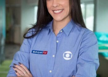 Narradora Renata Silveira revela gravidez durante intervalo da partida São Paulo x Vasco.