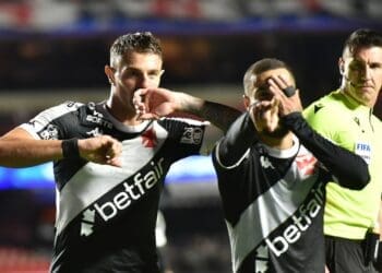 Vegetti comenta triunfo contra o São Paulo e divulga ‘pressão’ para Philippe Coutinho permanecer no Vasco