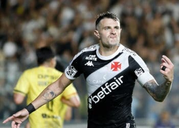 Vegetti supera Leandro Amaral e iguala Élton como 3º maior goleador do Vasco no século XXI