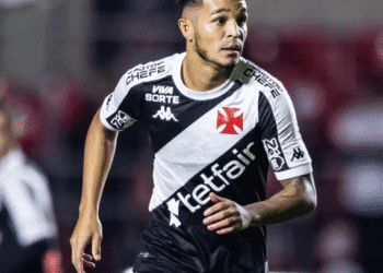 Adson atinge a marca de 50 partidas vestindo a camisa do Vasco