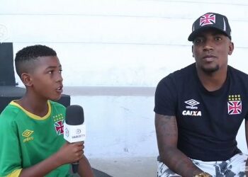 Vídeo revela Rayan, ainda pequeno, entrevistando Thalles para a VascoTV; confira!