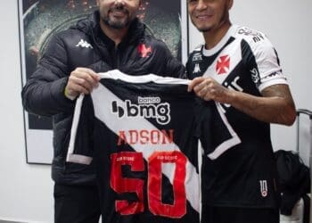 Adson ganha camisa número 50 do Vasco das mãos de Amodeo; confira