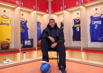 Rayan desfruta de férias e visita exposição usando camisas de times da NBA; confira as fotos.