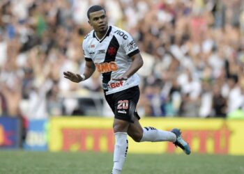 Camisa 10 do Espérance-TUN, Yan Sasse revela que tem recebido mensagens de torcedores do Vasco para vencer o Flamengo.