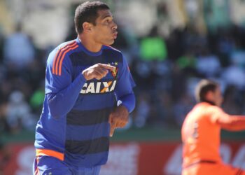 Confira 10 grandes gols da trajetória de Diego Souza e escolha o mais impressionante.