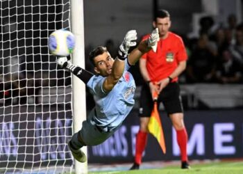 Léo Jardim se torna o 9º goleiro com mais jogos disputados pelo Vasco ao longo da história.