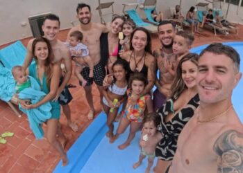 Imagem revela famílias de Vegetti, Philippe Coutinho, Garré e Lucas Piton curtindo férias.