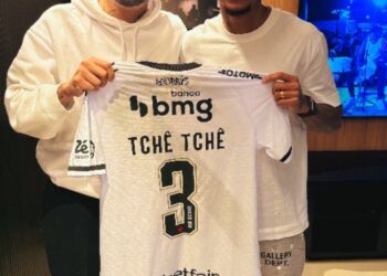 Tchê Tchê presenteia o atacante Dentinho com a camisa do Vasco