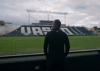 Vasco publica novo vídeo apresentando sua nova camisa preta; confira