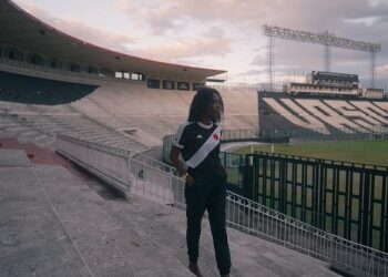 Vasco posta mais um vídeo sobre sua nova camisa preta; veja