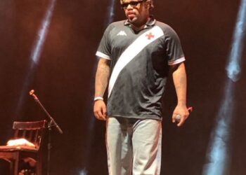 Cantor Luccas Carlos aparece com a possível nova camisa 1 do Vasco; confira as fotos.