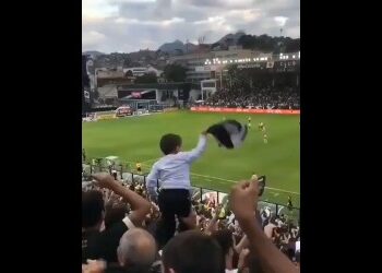 Assista ao clipe de um pequeno vascaíno balançando a camisa na arquibancada de São Januário.