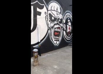 Vídeo revela a transformação da nova pintura no muro da sede da Força Jovem.