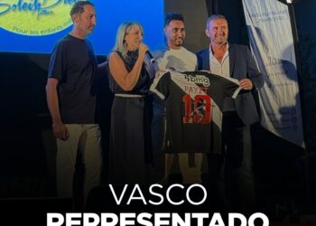 Payet apresentou a camisa do Vasco em um evento solidário em Marselha.
