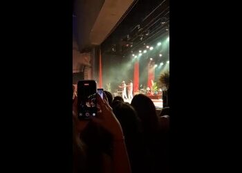 Delacruz também exibe o novo uniforme do Vasco durante apresentação musical.