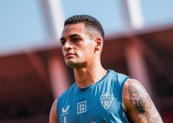 Vasco demonstra interesse na aquisição do defensor Kaiky, proveniente do Almería