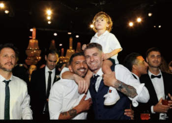 Vegetti congratula o antigo assistente do Vasco, Emiliano Díaz, pela data de seu nascimento.