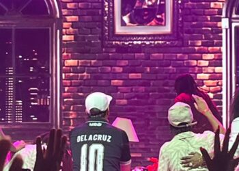 Confira a imagem do rapper Delacruz exibindo a nova camiseta do Vasco.