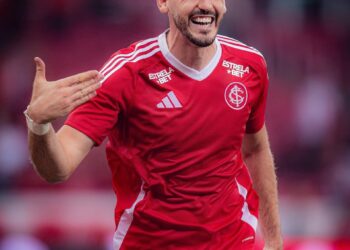 Vasco procurou detalhes a respeito do defensor uruguaio Agustín Rogel, atleta do Internacional.