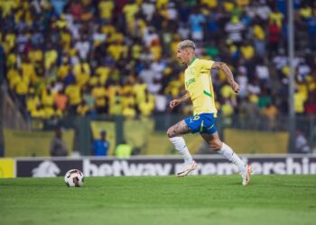 Ex-jogador do Vasco, Arthur Sales, agora no Mamelodi Sundowns, enfrenta o Fluminense nesta quarta-feira.