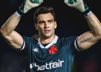 Vasco retoma diálogo com equipe de Léo Jardim e renovação avança positivamente.