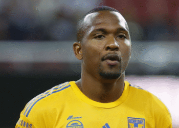 Vasco avaliou a condição do defensor Samir Caetano, do Mazatlán, no México.