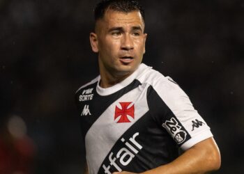 Vasco considera a troca de Jean David pelo defensor uruguaio Alan Saldivia, do Colo-Colo.