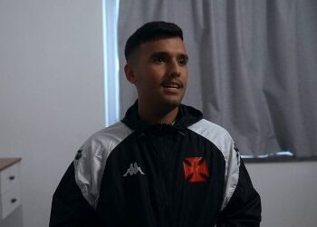 Vasco compartilha novo clipe apresentando sua nova camisa preta: ‘O Viajante’; confira!