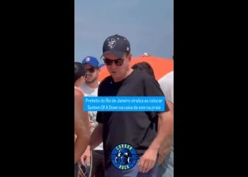 Prefeito Eduardo Paes aparece com boné do Vasco em campanha de conscientização sobre caixas de som na praia; assista ao vídeo