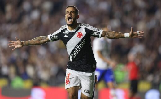 Coutinho comemora gol pelo Vasco no Brasileirão — Foto: Lucas Figueiredo/Getty Images