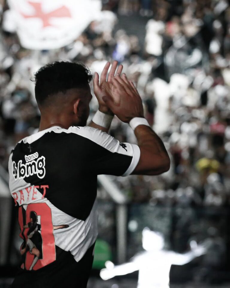 Payet compartilha mensagem de adeus