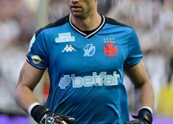 Quase fechando renovação com o Vasco, Léo Jardim recebeu interesse do Benfica