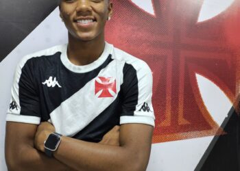 Vasco firma seu primeiro contrato profissional com o defensor Kaique Ferreira