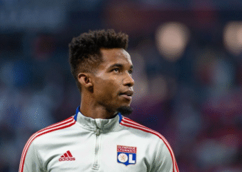 Thiago Mendes assina contrato de 2 anos e meio com o Vasco.