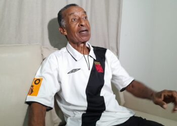 Uruguaio e ex-jogador do Vasco, Danilo Menezes recebe homenagem durante amistoso neste sábado em Natal