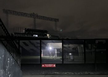 Torcedor vascaíno compartilha imagem de goleiro gravando à noite em São Januário, levantando rumores sobre renovação de contrato de Léo Jardim.