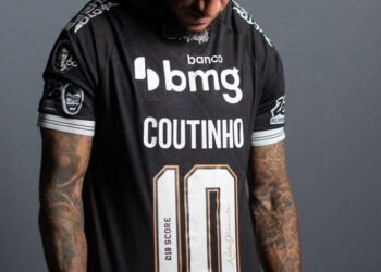 Camisas 10 do Vasco agora têm a assinatura de Roberto Dinamite; confira as imagens