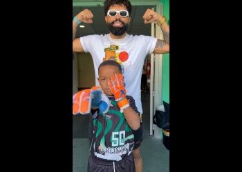 Jovem vascaíno imita pose do Vegetti ao lado do ‘Gabigol da Torcida’; confira o vídeo