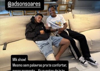 Tchê Tchê fez uma visita a Adson para oferecer suporte ao atacante machucado.