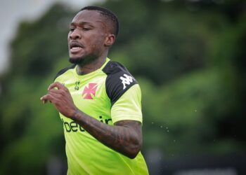 Loide Augusto segue em Angola e deve ficar fora do confronto do Vasco contra o Botafogo.
