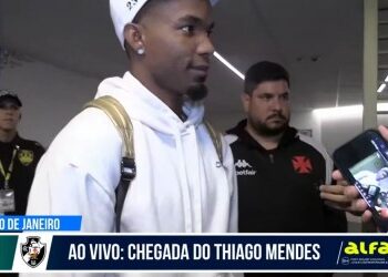 Thiago Mendes, nova aquisição do Vasco, desembarca no Rio de Janeiro.