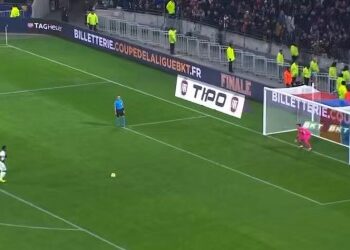 Confira o gol de pênalti convertido por Thiago Mendes em cima de Léo Jardim.