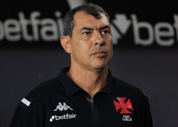 Fábio Carille, ex-treinador do Vasco, firma contrato com o Vitória.
