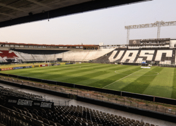 A partir desta quinta-feira, arquibancada de São Januário será revitalizada com pintura e limpeza.