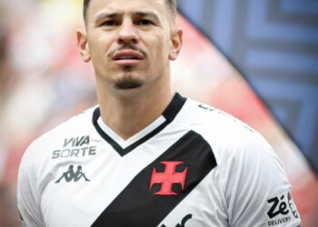 Fernando Diniz experimentou Hugo Moura na posição de zagueiro durante os treinos mais recentes.