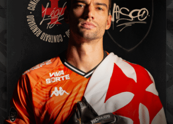 Léo Jardim: ‘É uma grande alegria seguir essa trajetória vestindo a camisa do Vasco’