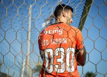 Léo Jardim opta por não negociar com Galatasaray e time português; a renovação com o Vasco foi influenciada por Diniz e Seleção.